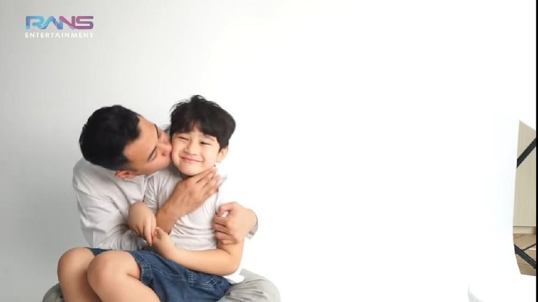 Raffi Ahmad dan Nagita Slavina beserta kedua anaknya baru melakukan pemotretan keluarga. Yuk intip!