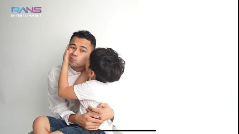 Raffi Ahmad dan Nagita Slavina beserta kedua anaknya baru melakukan pemotretan keluarga. Yuk intip!