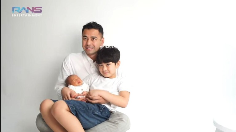 Raffi Ahmad dan Nagita Slavina beserta kedua anaknya baru melakukan pemotretan keluarga. Yuk intip!