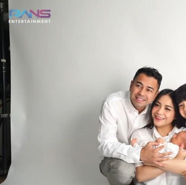 8 Pemotretan Perdana Keluarga Raffi Ahmad dengan Baby Rayyanza