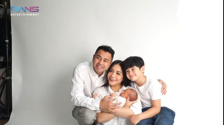 Raffi Ahmad dan Nagita Slavina beserta kedua anaknya baru melakukan pemotretan keluarga. Yuk intip!