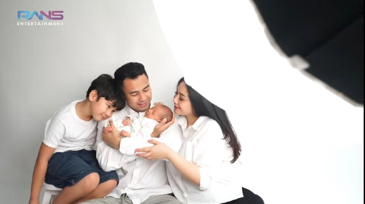 Raffi Ahmad dan Nagita Slavina beserta kedua anaknya baru melakukan pemotretan keluarga&period; Yuk intip&excl;