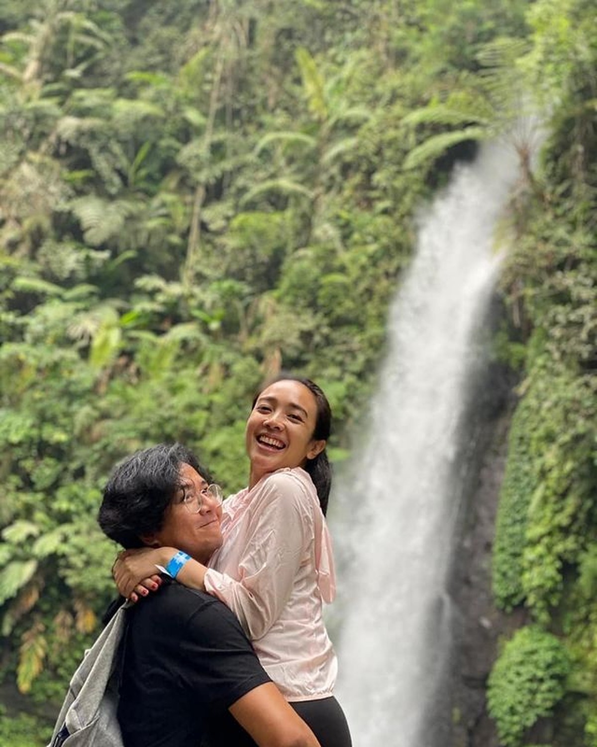 Kabar bahagia datang dari Dea Ananda dan Ariel Nidji setelah 12 tahun nikah kini menanti anak pertama&period; Yuk intip potret mereka&excl;