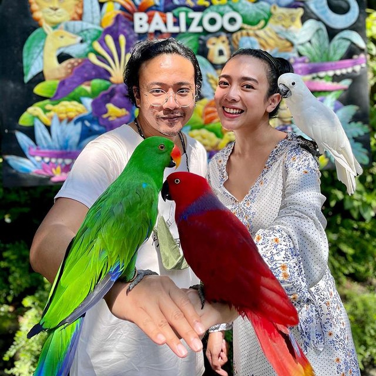 Kabar bahagia datang dari Dea Ananda dan Ariel Nidji setelah 12 tahun nikah kini menanti anak pertama&period; Yuk intip potret mereka&excl;