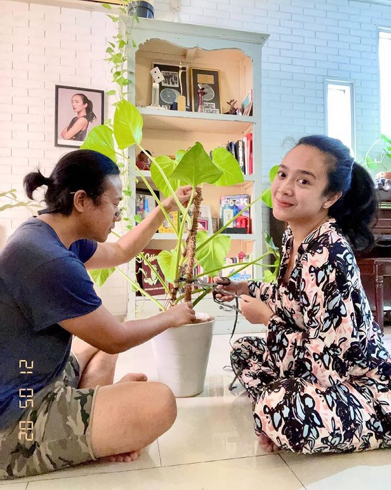 8 Potret Dea Ananda & Ariel Nidji, 12 Tahun Nikah Kini Hamil Anak Pertama Kabar bahagia datang dari Dea Ananda dan Ariel Nidji setelah 12 tahun nikah kini menanti anak pertama. Yuk intip potret mereka!