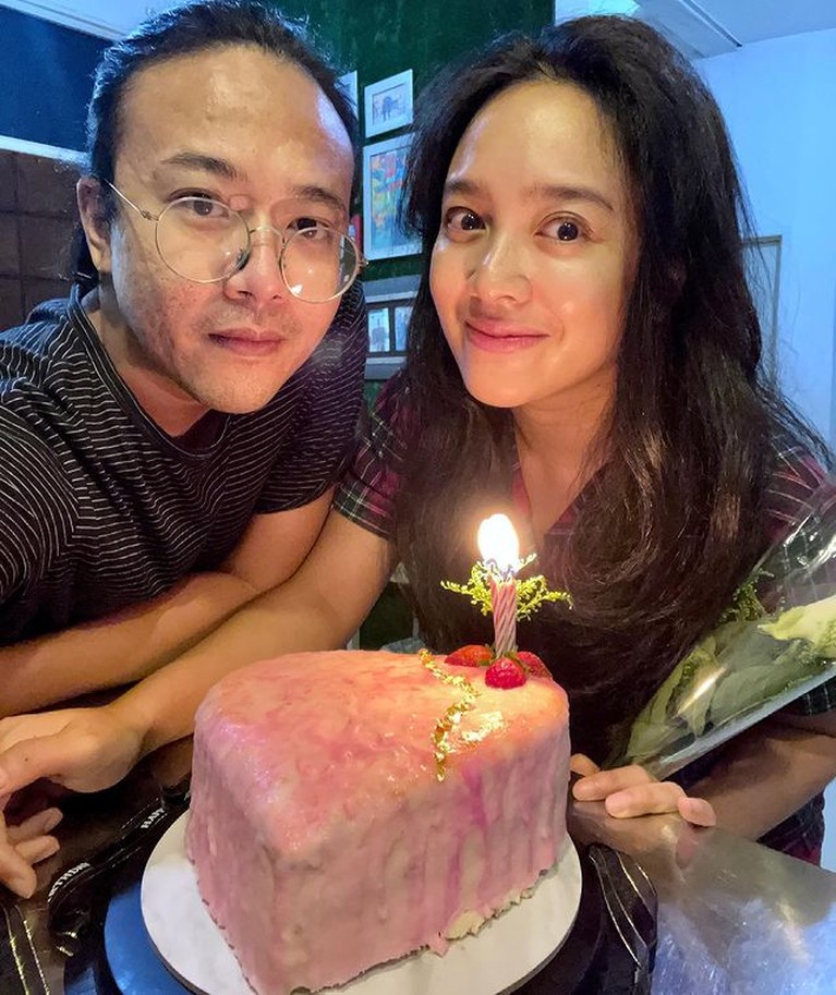 8 Potret Dea Ananda & Ariel Nidji, 12 Tahun Nikah Kini Hamil Anak Pertama Kabar bahagia datang dari Dea Ananda dan Ariel Nidji setelah 12 tahun nikah kini menanti anak pertama. Yuk intip potret mereka!