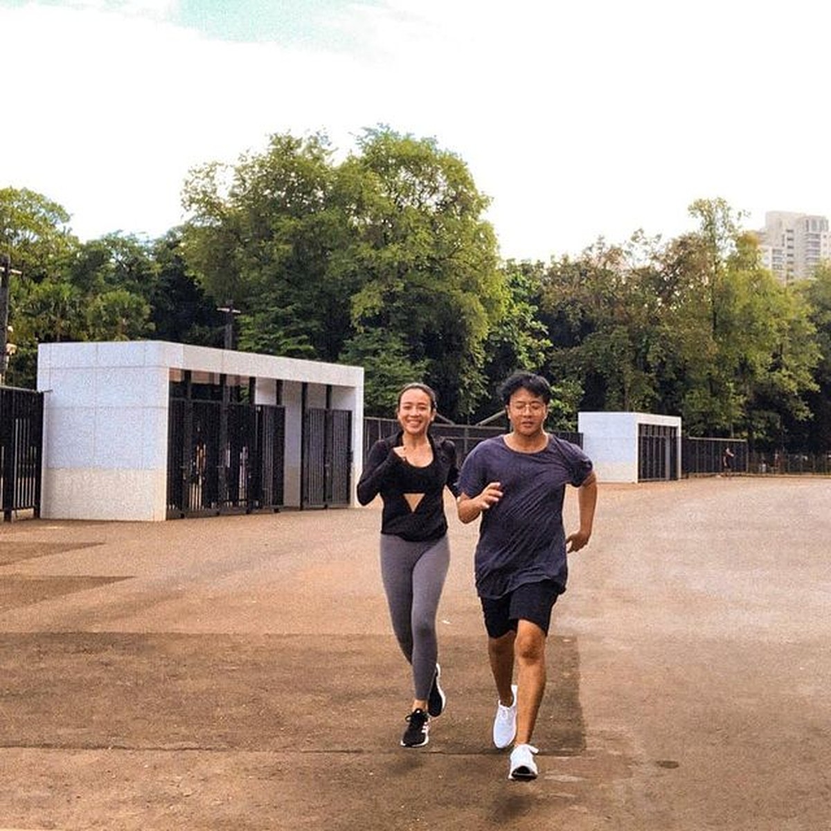 Kabar bahagia datang dari Dea Ananda dan Ariel Nidji setelah 12 tahun nikah kini menanti anak pertama&period; Yuk intip potret mereka&excl;