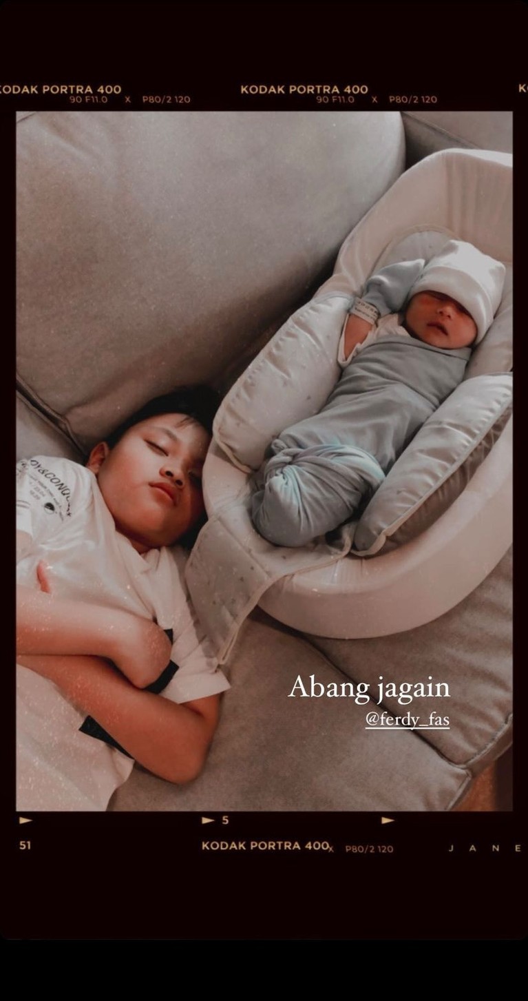 8 Potret Lucu Baby Adzam Adriansyah Anak Sule & Nathalie Holscher Sule dan Nathalie Holscher sedang berbahagia dikaruniai anak laki-laki yang diberi nama Adzam Adriansyah Sutisna. Yuk intip potretnya!