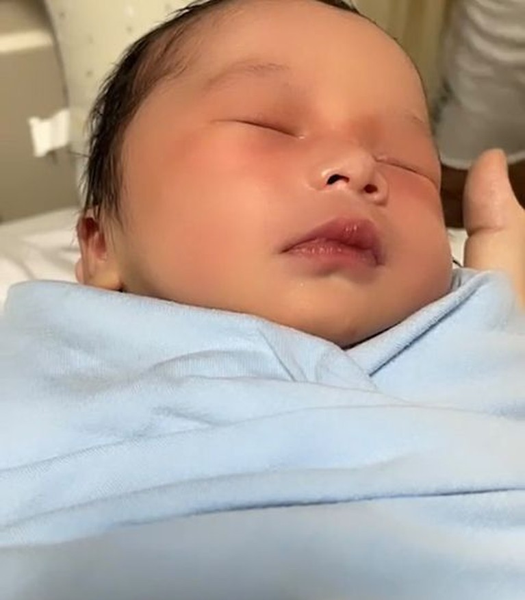8 Potret Lucu Baby Adzam Adriansyah Anak Sule & Nathalie Holscher Sule dan Nathalie Holscher sedang berbahagia dikaruniai anak laki-laki yang diberi nama Adzam Adriansyah Sutisna. Yuk intip potretnya!