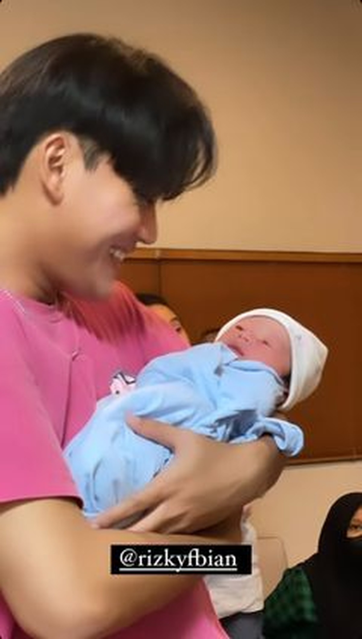 Sule dan Nathalie Holscher sedang berbahagia dikaruniai anak laki-laki yang diberi nama Adzam Adriansyah Sutisna&period; Yuk intip potretnya&excl;