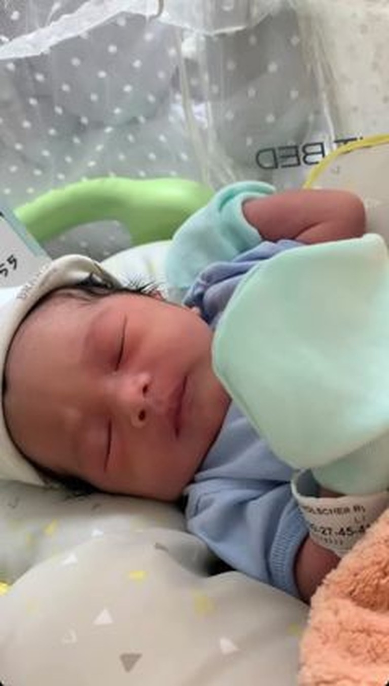 8 Potret Lucu Baby Adzam Adriansyah Anak Sule & Nathalie Holscher Sule dan Nathalie Holscher sedang berbahagia dikaruniai anak laki-laki yang diberi nama Adzam Adriansyah Sutisna. Yuk intip potretnya!