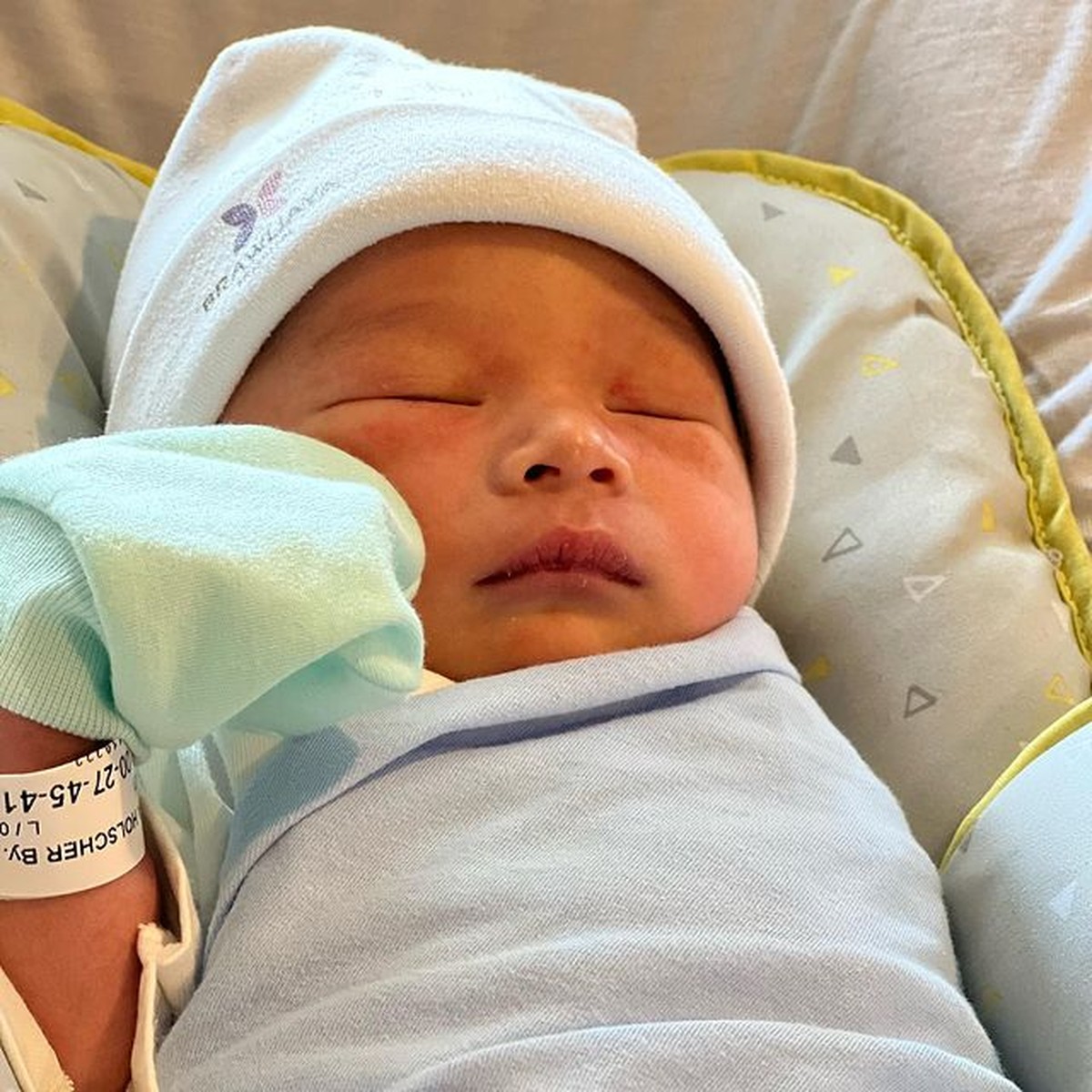 Sule dan Nathalie Holscher sedang berbahagia dikaruniai anak laki-laki yang diberi nama Adzam Adriansyah Sutisna&period; Yuk intip potretnya&excl;