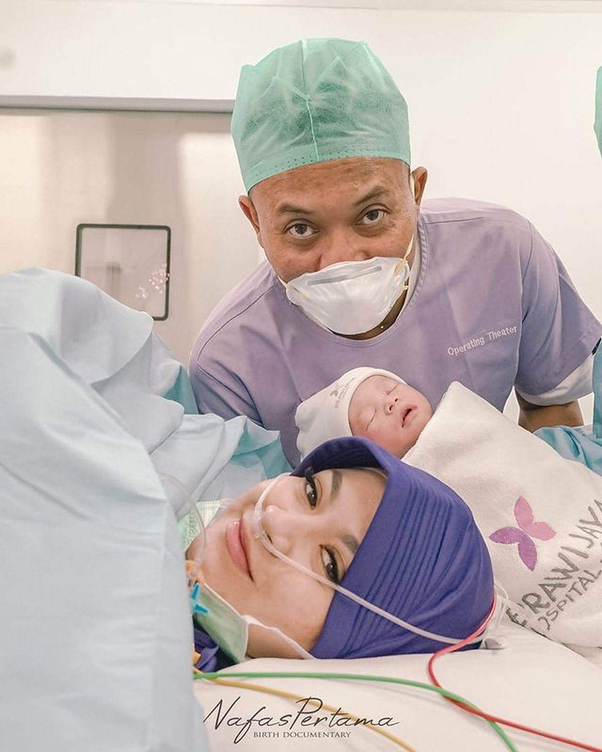 Sule dan Nathalie Holscher sedang berbahagia dikaruniai anak laki-laki yang diberi nama Adzam Adriansyah Sutisna&period; Yuk intip potretnya&excl;