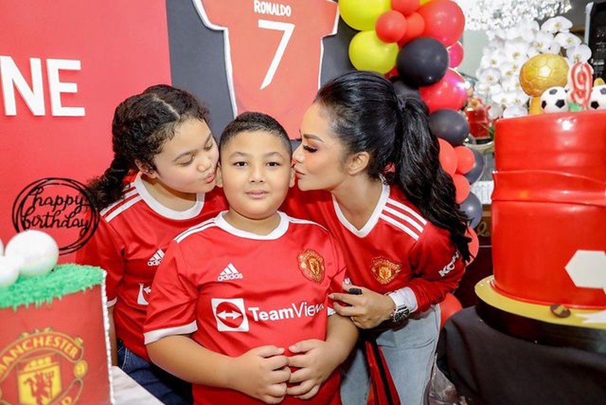Krisdayanti baru saja menggelar pesta ulang tahun anak bungsunya&comma; Kellen Alexander Lemos yang ke 9 tanpa Raul Lemos&period; Yuk intip&excl;