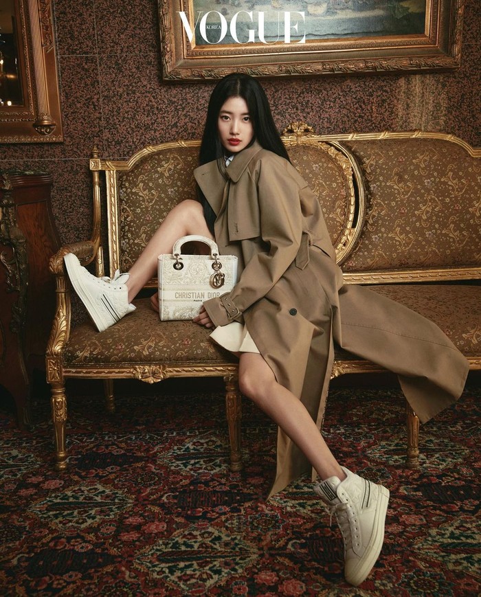 Aktris Korea kelahiran 1994 ini pun memamerkan gayanya yang stylish dalam balutan blazer, long coat, sweater, juga rok dengan padu padan warna yang lembut./ Foto: Jooyoung Ahn/voguekorea