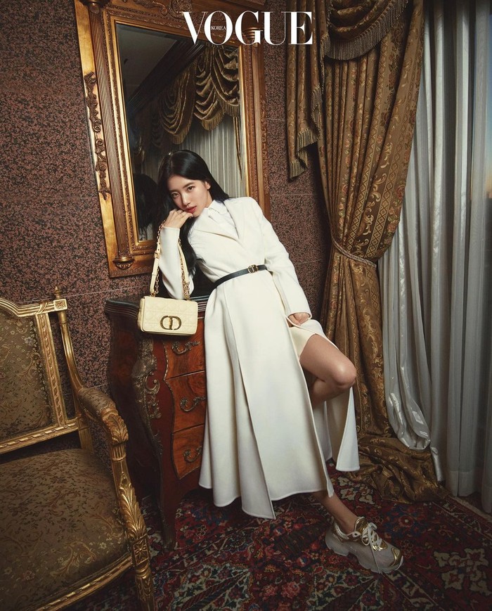 Aktris yang mengawali karier sebagai anggota girlgroup Miss A ini tampil cantik bak dewi Yunani lewat koleksi Cruise Collection Dior 2022 buatan Maria Grazia Chiuri. / Foto: Jooyoung Ahn/voguekorea