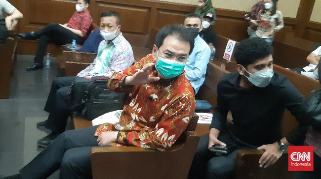 Advokat bernama Maskur Husain mengaku memakai uang diduga dari Azis Syamsuddin untuk menyawer penyanyi di kelab malam.