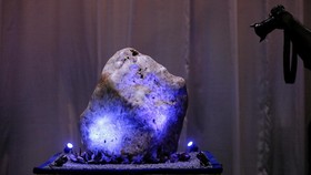 Sri Lanka Pamerkan Batu Safir Biru Terbesar Dunia 310 Kg