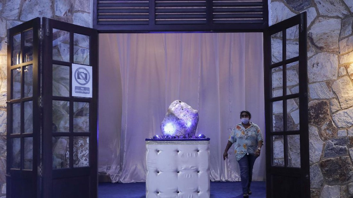 FOTO: Batu Safir Terbesar di Dunia Asal Sri Lanka Dipamerkan
