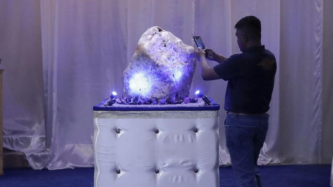 FOTO: Batu Safir Terbesar di Dunia Asal Sri Lanka Dipamerkan