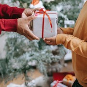 Merry Christmas! Ini Dia 5 Urutan Zodiak yang Nggak Pelit Bagi-Bagi Kado Natal