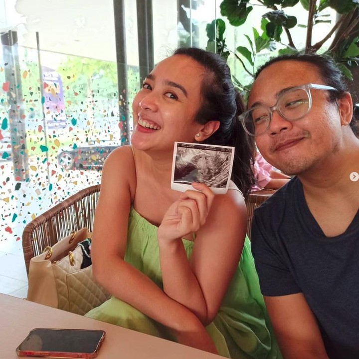 <p>Kabar gembira datang dari Dea Ananda dan Ariel Nidji. Mereka akhirnya akan segera dikaruniai momongan usai 12 tahun menanti. (Foto: Instagram @leonyvh)</p>