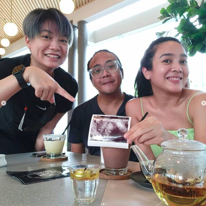 <p>Sebagai sahabat, orang yang pertama kali mengetahui kabar tersebut adalah Leony Vitria. Ia mengaku sudah mengetahui kabar kehamilan Dea sejak Oktober lalu, Bunda. Bahkan, Leony juga sampai tahu nama calon anak Dea, lho. (Foto: Instagram @leonyvh)</p>