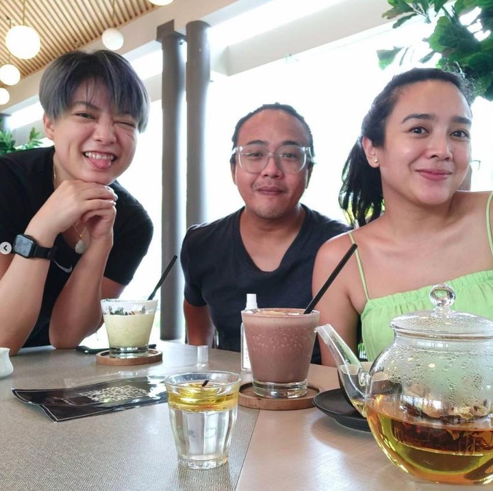 <p>Leony Vitria dan Dea Ananda begitu dekat karena sempat bergabung dalam grup Trio Kwek Kwek yang populer di era 90-an. Hingga saat ini persahabatan mereka masih terjalin dengan erat. (Foto: Instagram @leonyvh)</p>