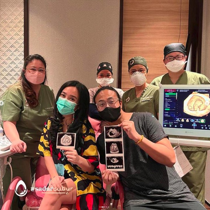 <p>Perjalanan mereka berujung manis. Program bayi tabung yang mereka jalani, menunjukkan hasil positif. Kita doakan agar kehamilan Dea Ananda berjalan lancar ya, Bunda. (Foto: Instagram @dea_ananda)</p>