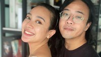 <p>Sementara itu, Ariel Nidji juga memiliki masalah hormonal yang menyebabkan kurang sperma. Ariel menjalani konsultasi dan pemeriksaan bersama dokter spesialis Andrologi. Ia pun mendapatkan perawatan khusus untuk mengatasi kondisinya. (Foto: Instagram @dea_ananda)</p>