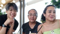 <p>Leony Vitria dan Dhea Ananda sempat bergabung dalam grup Trio Kwek Kwek yang populer di era 90-an. Hingga saat ini persahabatan mereka masih terjalin dengan erat. (Foto: Instagram @leonyvh)</p>