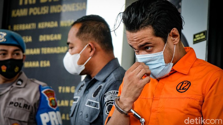 Ditangkap Gegara Narkoba, Bobby Joseph Tertunduk Malu Bobby Joseph ditangkap terkait kasus narkoba beberapa waktu lalu. Mengenakan baju tahanan, Bobby Joseph dihadirkan saat polisi merilis kasus narkoba tersebut.