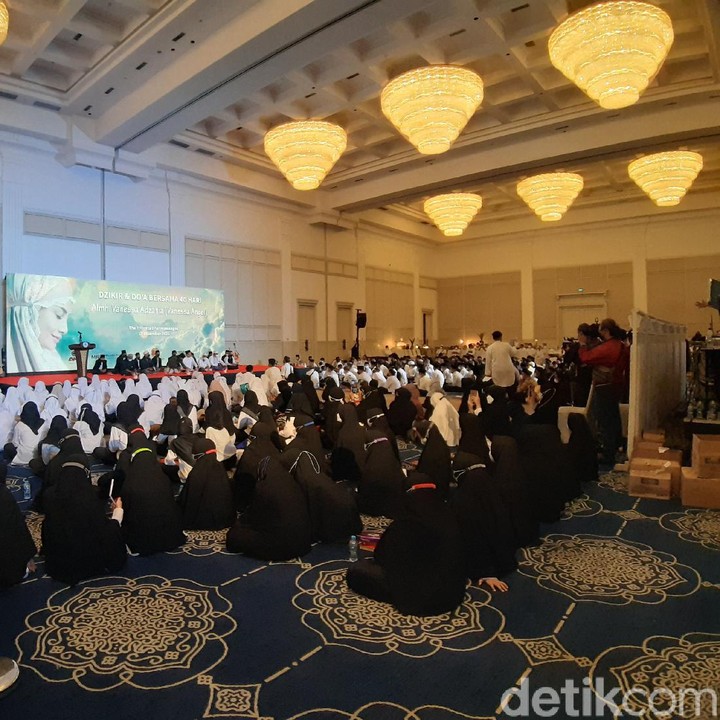 <p>Acara di tempat keluarga Vanessa juga berlangsung khidmat. Semua orang berkumpul untuk mendoakan Vanessa dan Bibi. (Foto: Febriyantino Nur Pratama/detikHOT)</p>