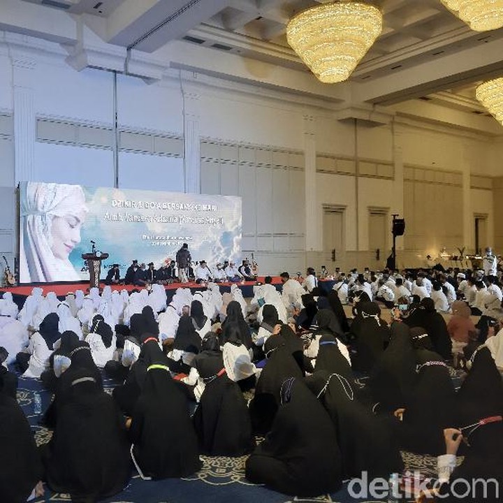 <p>Vanessa Angel dan Bibi Andriansyah telah 40 hari meninggal dunia. Pihak keluarga mereka menggelar acara tahlilan 40 harian di tempat yang berbeda. Keluarga Vanessa mengadakan pengajian di The Tribrata, Dharmawangsa pada Senin (13/12/21) malam. (Foto: Febriyantino Nur Pratama/detikHOT)</p>