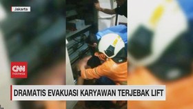 VIDEO: Dramatis Evakuasi Karyawan Terjebak Lift