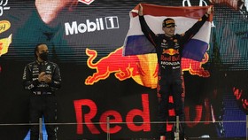 Hamilton Disebut Minta Mercedes Batal Banding Gelar F1 Verstappen