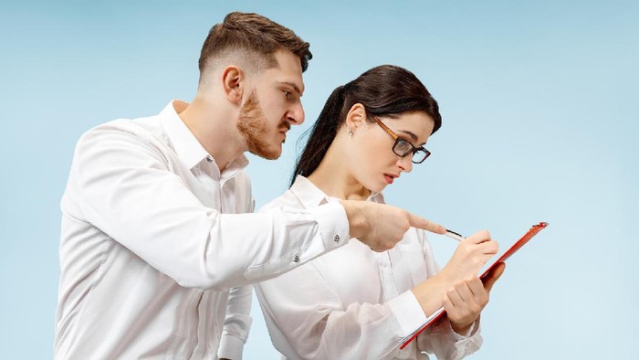 Kesal Selalu Disalahkan? Tenang, Catat 5 Cara Cerdas Menghadapi Atasan yang Tidak Menyukaimu Ini deh!