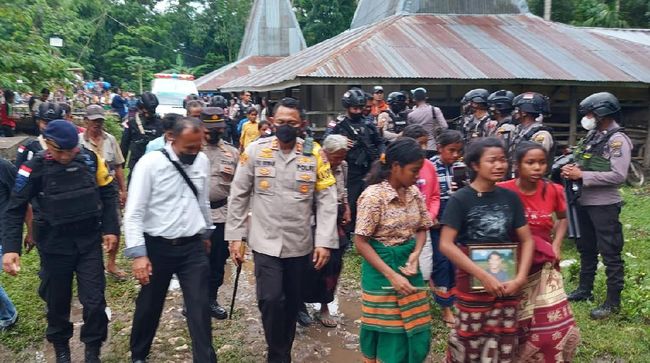 Jenazah Arkin Anabira (22) tahanan yang tewas dalam sel Polsek Katikutana, Nusa Tenggara Timur (NTT), pada Kamis (9/12) lalu kini telah dimakamkan secara adat.