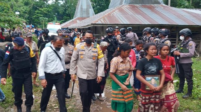 Jenazah Tahanan Tewas di Polsek Katikutana NTT Dimakamkan Secara Adat Jenazah Arkin Anabira (22) tahanan yang tewas dalam sel Polsek Katikutana, Nusa Tenggara Timur (NTT), pada Kamis (9/12) lalu kini telah dimakamkan secara adat.