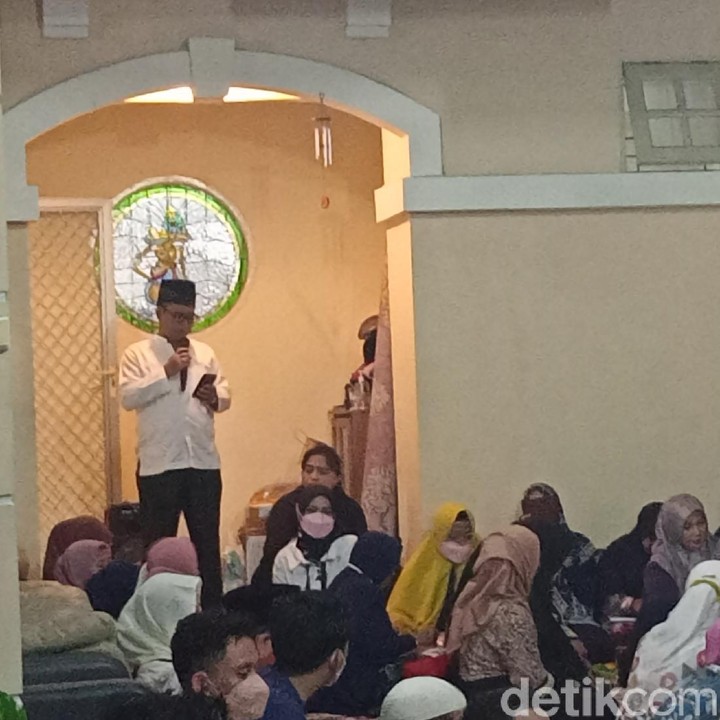<p>Acara pengajian di rumah duka dibuka oleh ayah bibi, H Faisal, yang memberikan sambutan. Disusul dengan H Taufik yang membaca surah Yasin, serta Umi Pipik istri mendiang Ustaz Jefri Al-Buchori yang memberikan ceramah. (Foto: Ahsan Nurrijal/detikHOT)</p>