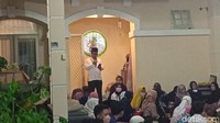 <p>Acara pengajian di rumah duka dibuka oleh ayah bibi, H Faisal, yang memberikan sambutan. Disusul dengan H Taufik yang membaca surah Yasin, serta Umi Pipik istri mendiang Ustaz Jefri Al-Buchori yang memberikan ceramah. (Foto: Ahsan Nurrijal/detikHOT)</p>