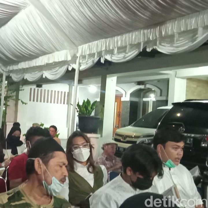 <p>Terlihat banyak kerabat memenuhi rumah duka. Mereka datang untuk menyampaikan doa untuk kedua mendiang. (Foto: Ahsan Nurrijal/detikHOT)</p>