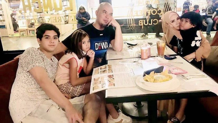 Harmonis! Momen Ahmad Dhani dan Mulan Jameela saat Makan Bareng Keluarga Harmonis! Momen Ahmad Dhani dan Mulan Jameela saat Makan Bareng Keluarga