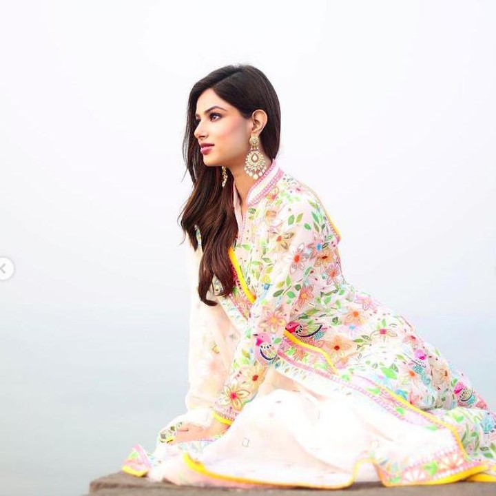 <p>Fakta menarik tentang Harnaaz, ia rupanya seorang model dari Chandigarh, Bunda. Belum lama ini ia menyelesaikan kuliahnya. Harnaaz bukan pertama kali terjun ke ajang ratu kecantikan. Ia pernah menjadi pemenang Times Fresh Face Miss Chandigarh 2017, Miss Max Emerging Star India 2018 dan Femina Miss India Punjab 2019. (Foto: Instagram @harnaazsandhu_03)</p>