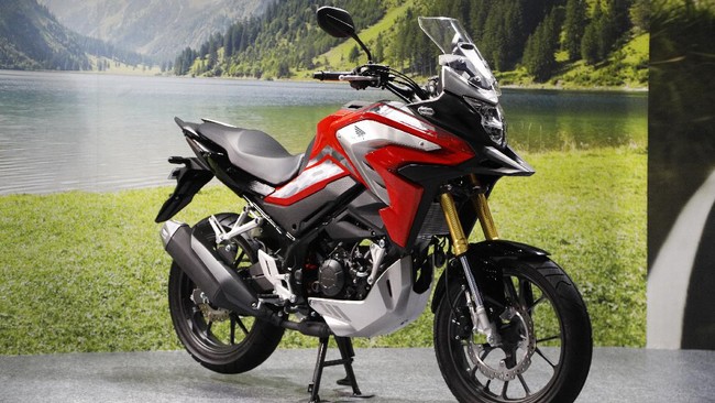 Honda memosisikan CB150X di antara CB150R Streetfire dan CRF150L.