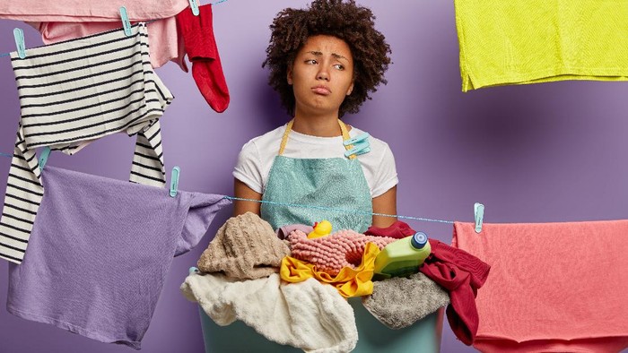 5 Cara Mudah Atasi Pakaian Berbau Apek di Musim Hujan, Nggak Cuma Pewangi Pakaian!