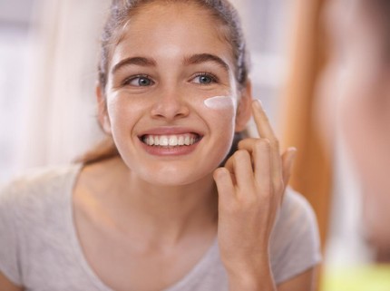 3 Panduan Memilih Skincare yang Aman untuk Ibu Menyusui