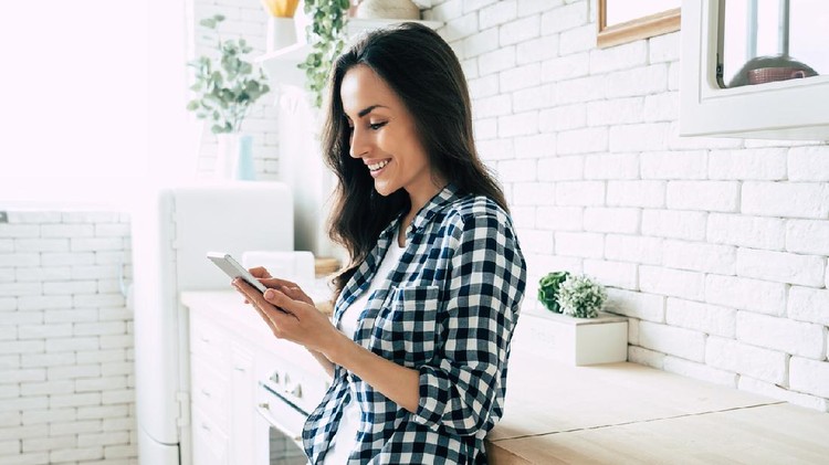 Ilustrasi wanita menggunakan ponsel atau smartphone Ilustrasi wanita menggunakan ponsel atau smartphone