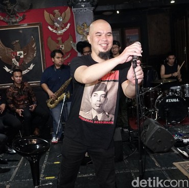 Bosan Bawakan 'Elang', Ahmad Dhani Dalih Kebelet BAB Biar Turun dari Panggung