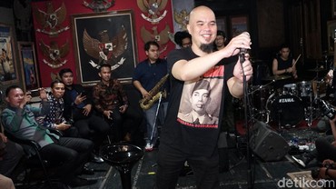 img-title Bosan Bawakan 'Elang', Ahmad Dhani Dalih Kebelet BAB Biar Turun dari Panggung